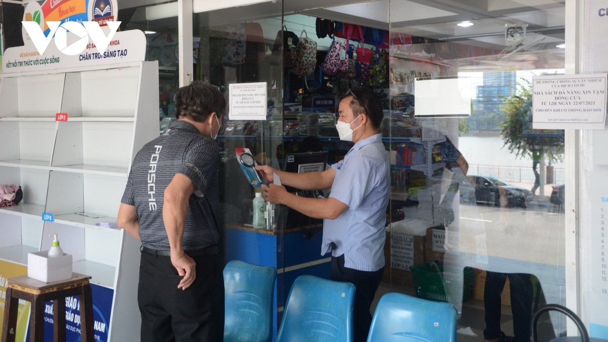 Nhiều nhà sách ở Đà Nẵng mở cửa trở lại, kịp giao đơn hàng đến học sinh